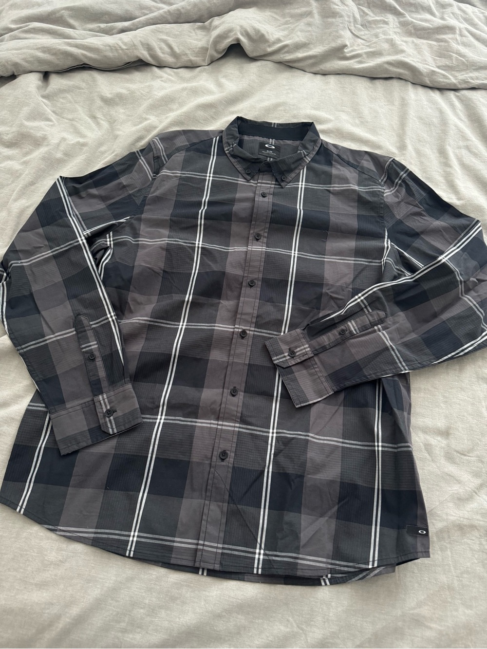 Oakley Local Long Sleeve Woven Men’s Plaid Button Down Casual Shirt in Blackout - Picture 2 of 13